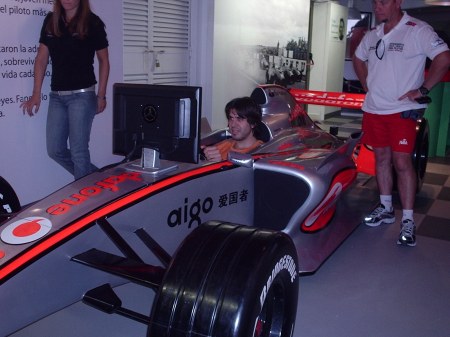 Jonatan recreándose en el Simulador de McLaren.Cortesia del Museo Juan Manuel Fangio. ¡Gracias!.